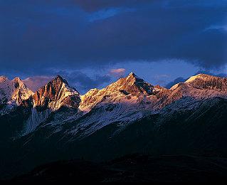 英伟达：《赛博朋克2077》DLSS 3.5+路径追踪比原生光栅化渲染更真实